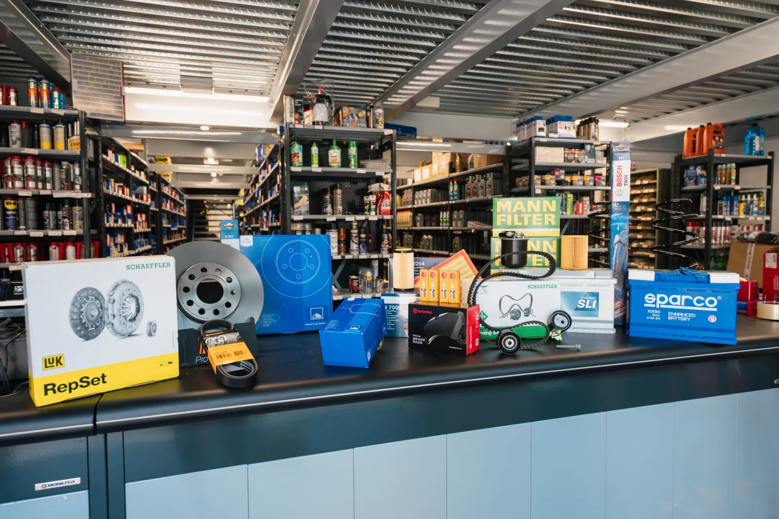 Banco vendita con kit frizione, disco freno, filtri e batteria