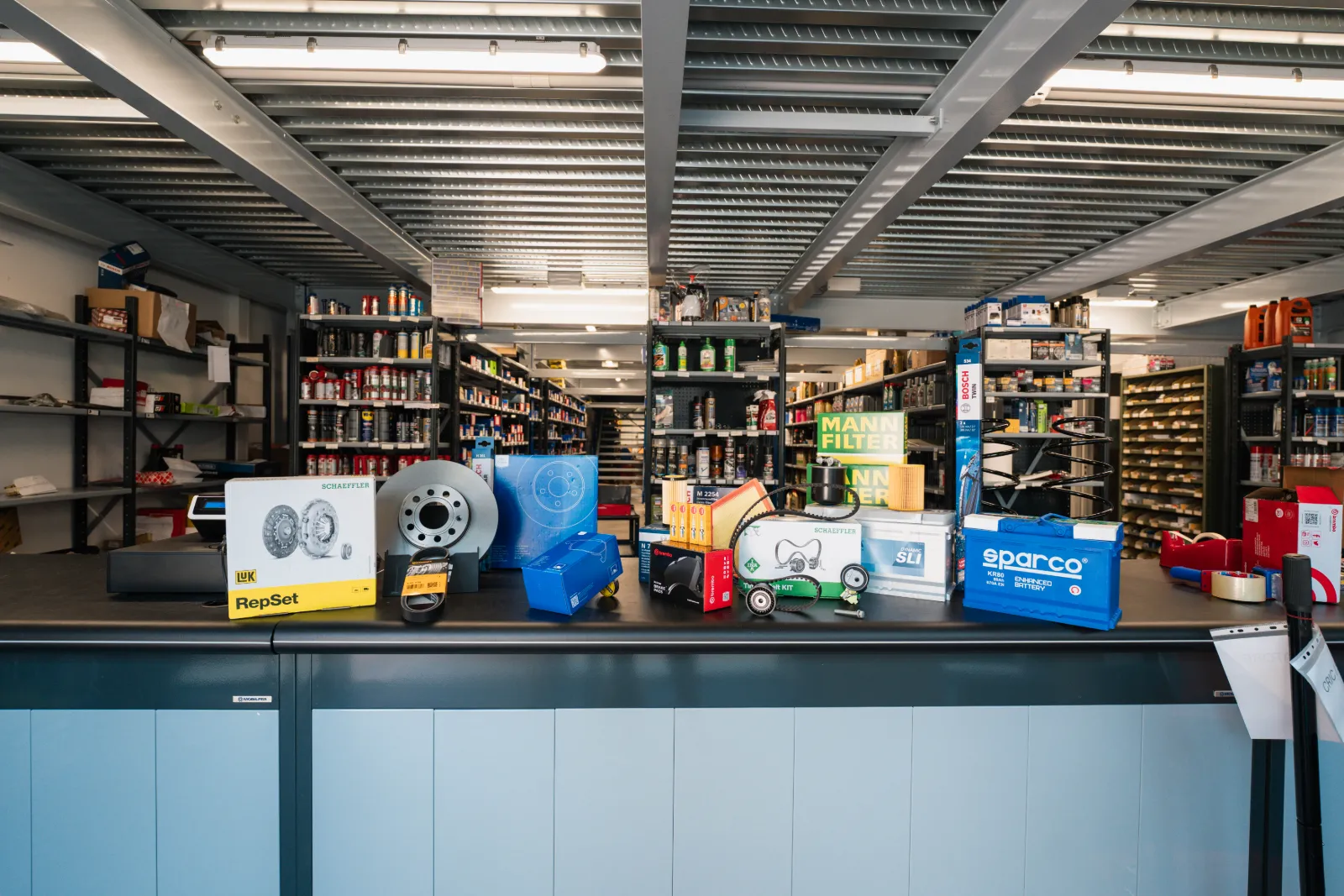 Verkaufstheke vor gut sortierten Regalen