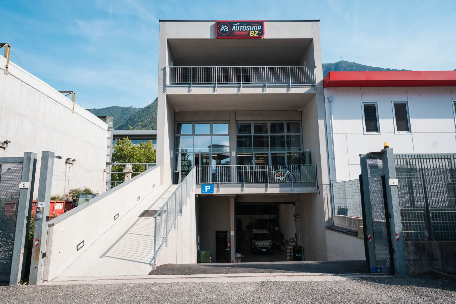 La sede di Autoshop Bolzano con l’insegna