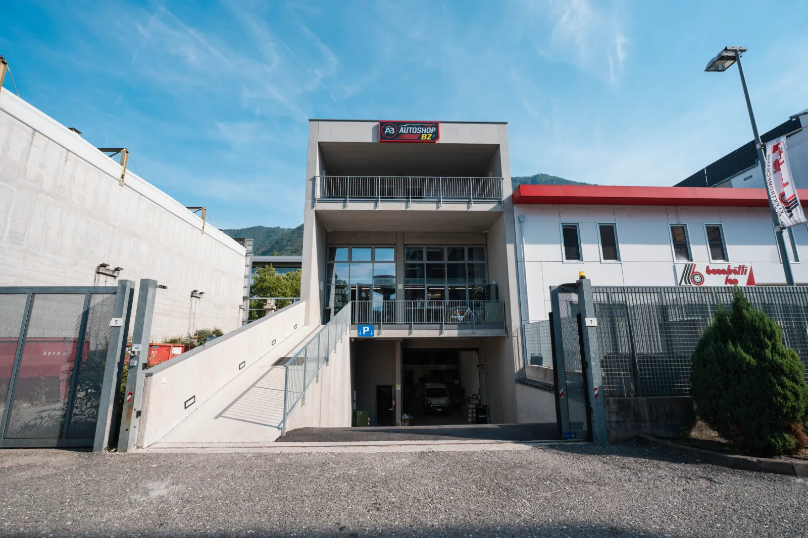 Firmensitz von Autoshop Bozen mit Zufahrt