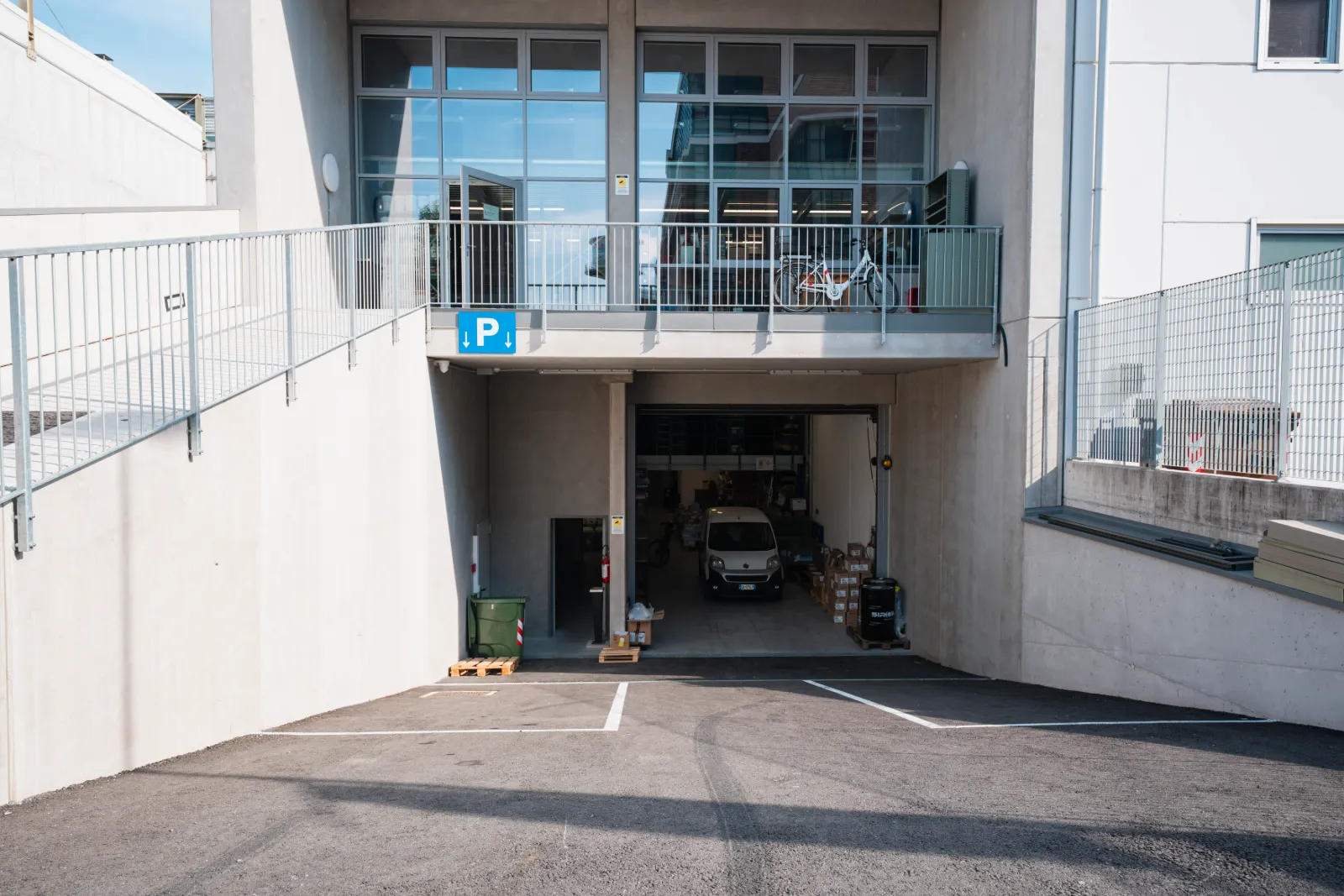 Zona di carico con furgone davanti al magazzino di Autoshop Bolzano