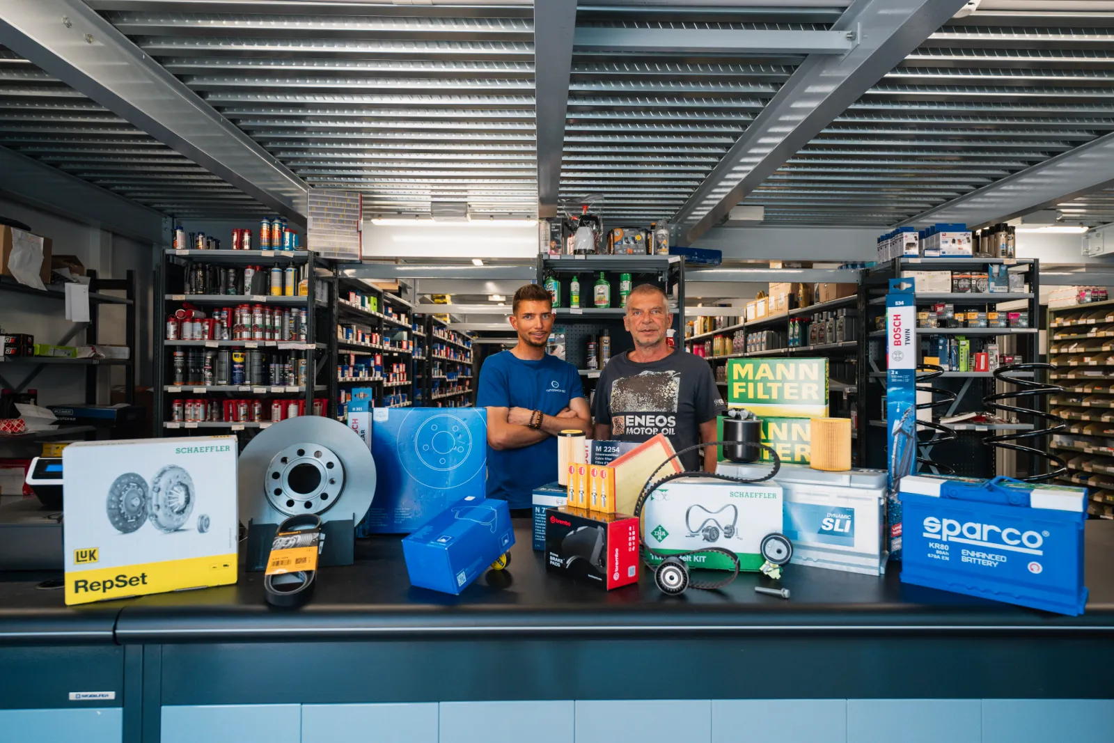 Il team di Autoshop Bolzano al banco vendita