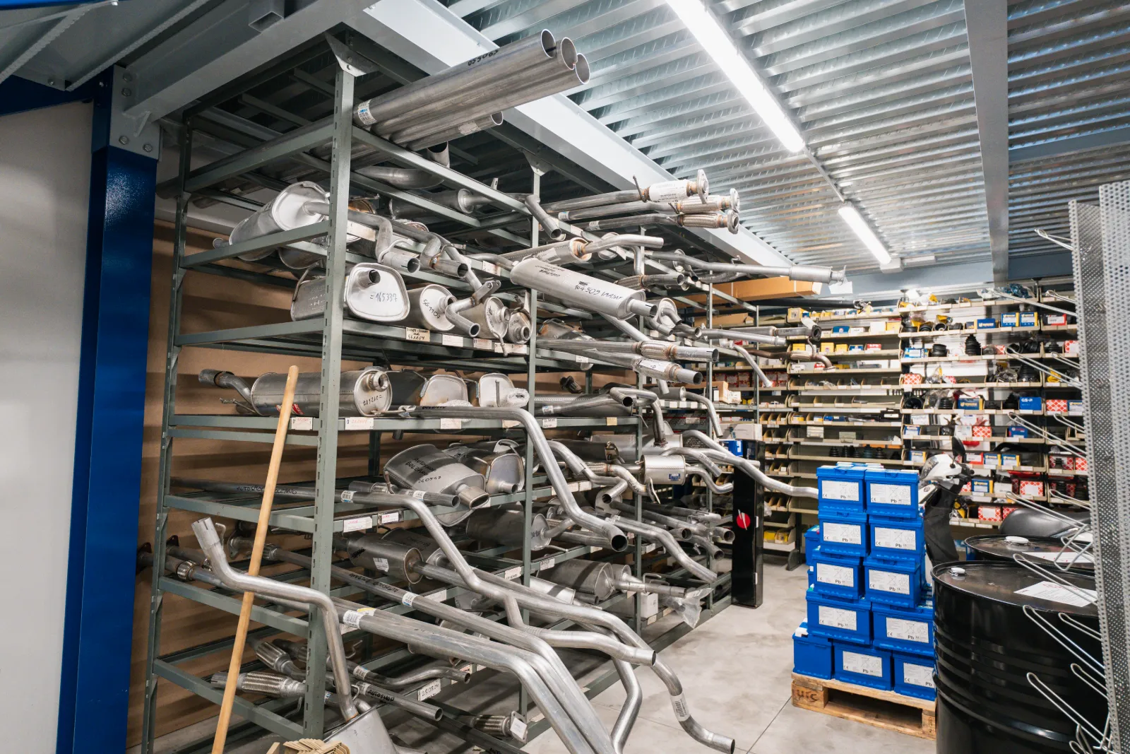 Scaffali con impianti di scarico e silenziatori in magazzino